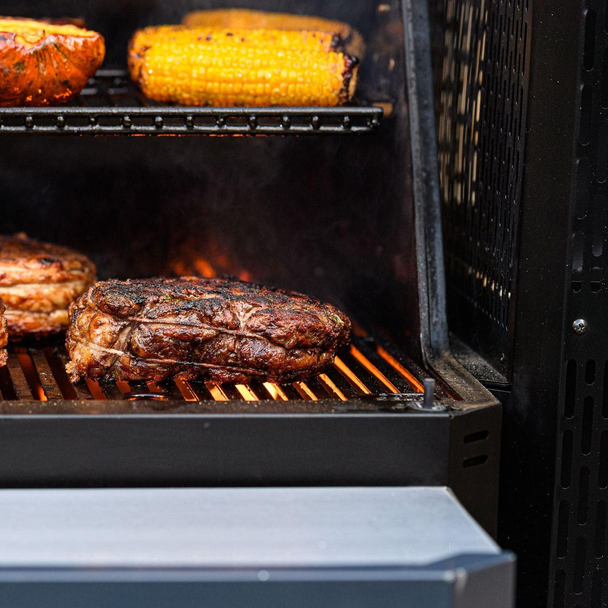 Masterbuilt Gravity Series™ 800 Digital Charcoal Griddle + Grill